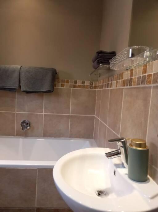 Best Overnight With Free Wifi. Modern & Private Bloemfontein Luaran gambar